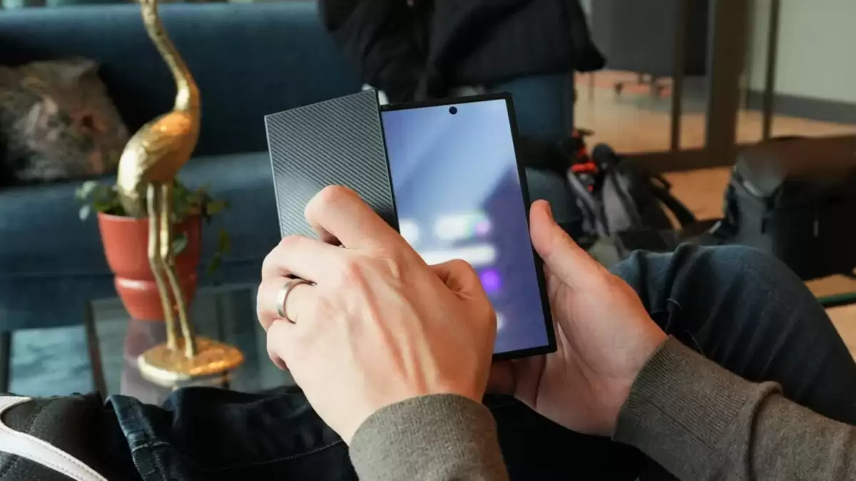 消息称三星 Galaxy Z TriFold 2 三折叠手机已在研发中，更加轻薄