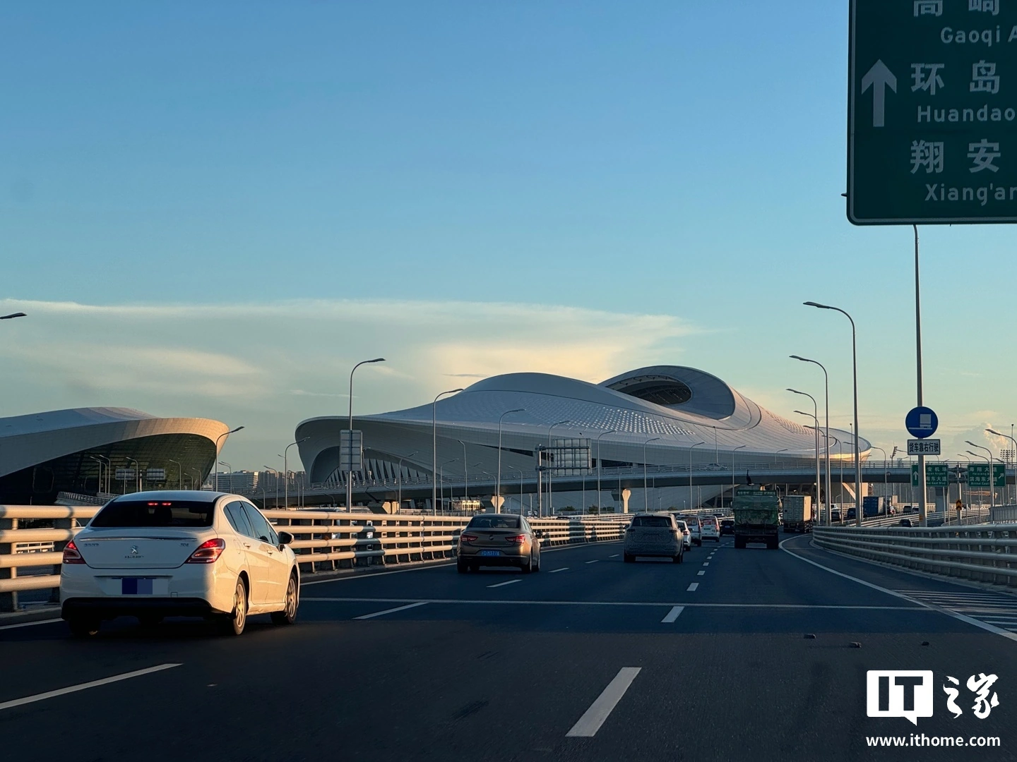 2026 年清明假期进入尾声-小车高速免费通行今晚 24 时截止