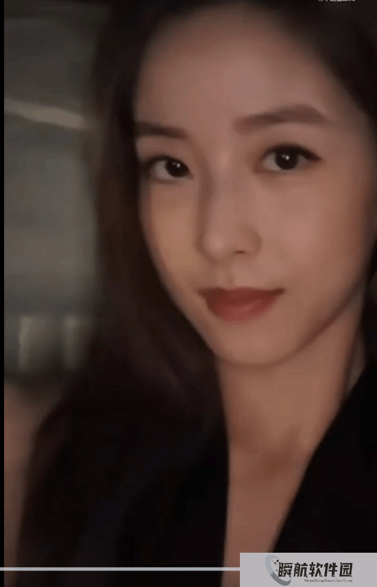 章泽天现身香港逛展 深V黑裙礼服配金腰带贵气逼人