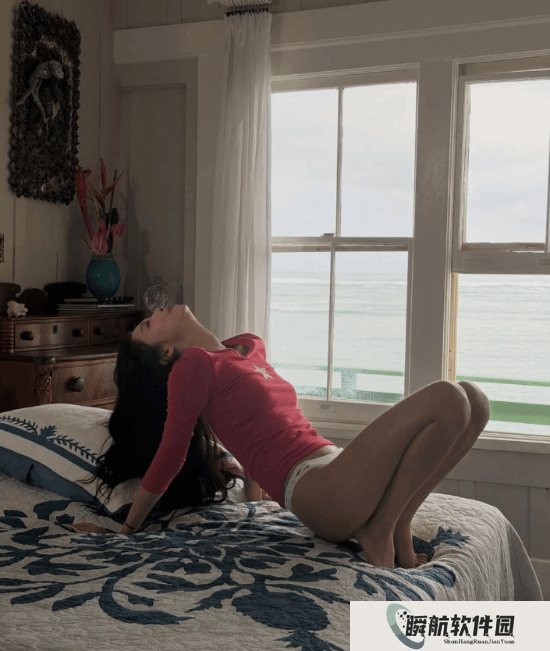 Jennie与比基尼品牌合作宣传图