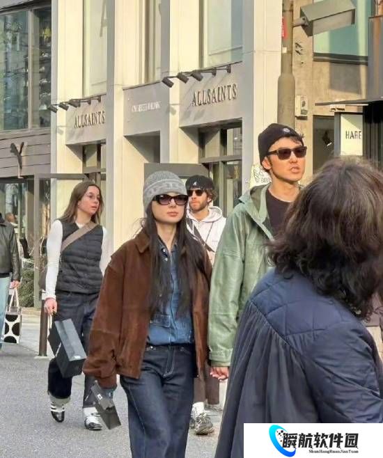 阮经天与小20岁女友同游被拍 经纪方回应不便置评