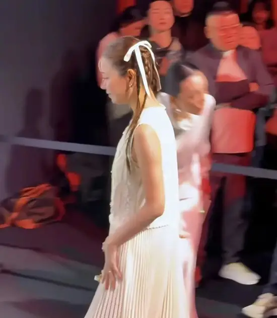 陈赫老婆张子萱久违亮相 42岁穿白裙扎双马尾