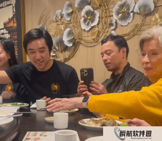 李小龙遗孀琳达近况:81岁神采奕奕 与信徒们饮茶聊天