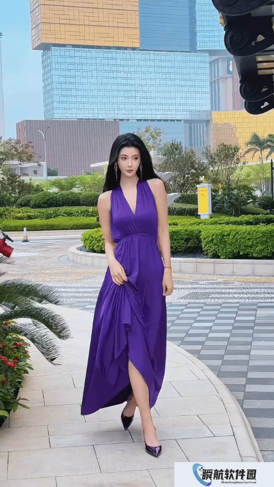 “浩浩妈”紫色长裙韵味十足！深V娇嗔 眼神拉丝了